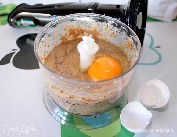 Добавить яйца по одному, взбить пару секунд. 