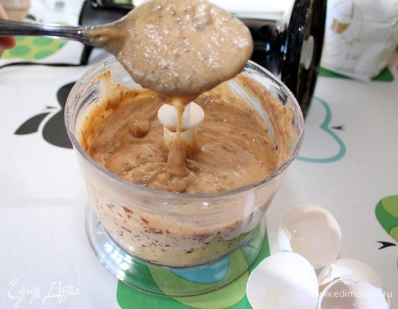 Затем добавить муку, разрыхлитель, соль и мускатный орех. Перемешать, чтобы получилось однородное тесто. Подготовить формочки для маффинов, смазать их маслом. Разлить тесто по формочкам. Выпекать в заранее разогретой духовке при 180 градусах около 25 минут. Как только маффины готовы, вынуть их из духовки и полностью охладить. И только потом вынуть из формочек.