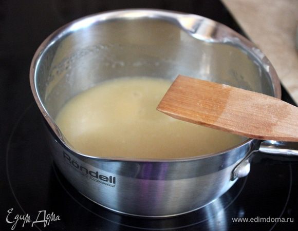 Карамель должна немного загустеть. 
