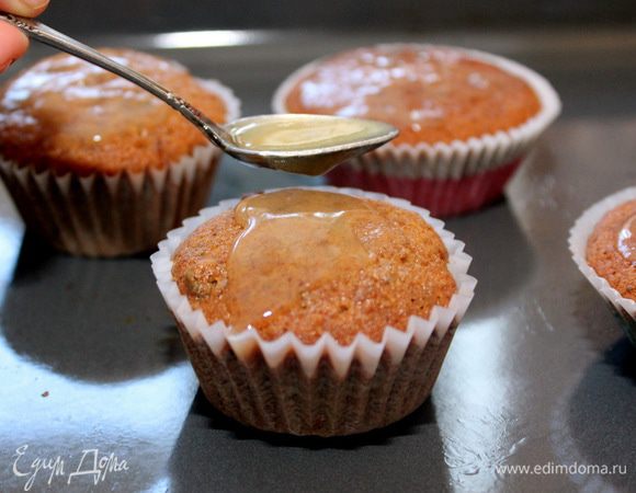 Полить маффины карамельным соусом и подавать. 