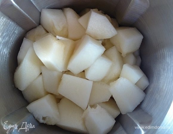 Дыню помыть, очистить от корочек и семян, нарезать кубиками и отправить в чашу блендера.