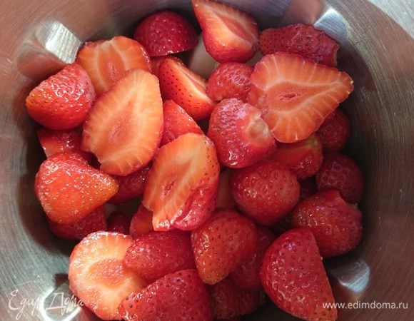 Клубнику помыть очистить от плодоножки, разрезать пополам и так же в блендер.