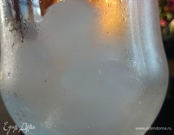 В охлажденный бокал (можно поставить на несколько минут в морозильную камеру), добавить кубики льда или крошку фраппе и налить смузи. Наслаждаемся))