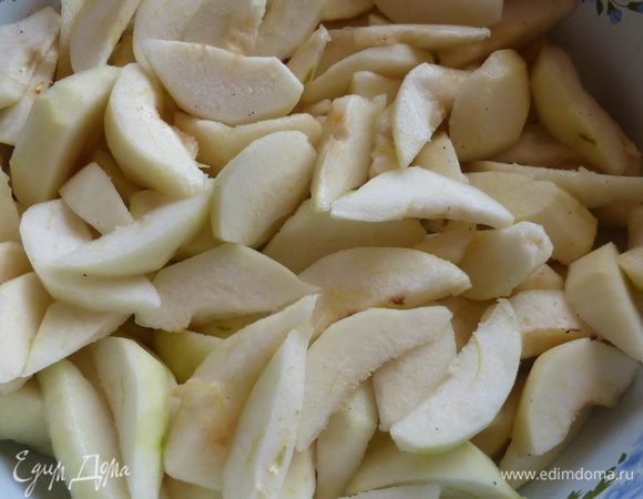 Груши очистить, удалить сердцевину и нарезать дольками. В нарезанном виде груш должно быть 1 кг.