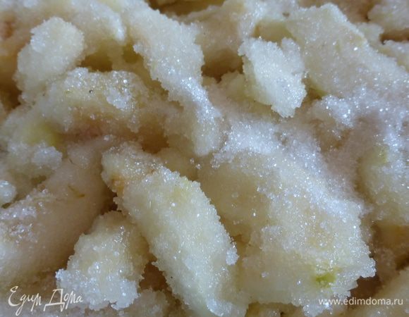 Пересыпать груши сахаром и выдержать сутки в холодильнике.