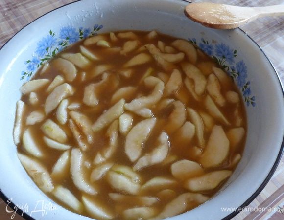  На следующий день, пролежав сутки в холодном месте, груши дадут много сока и сахар почти весь растворится.