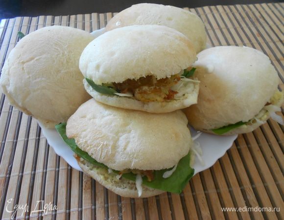 Начинка по вкусу.

Картофель натереть на терке, добавить крахмал, соль, перец, специи. Обжарить на растительном масле. Пропитать булочки соусом из майонеза и горчицы. Обжарить лук. Положить свежий шпинат, свежую нарезанную капусту.