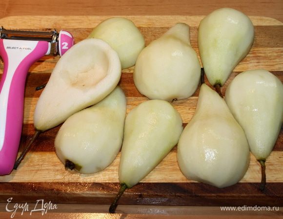 Груши очищаем от кожуры, при помощи чайной ложки удаляем сердцевину.