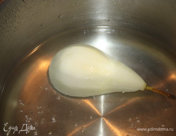 Соединяем воду, сахар и инвертный сироп 
(http://www.edimdoma.ru/retsepty/40599-invertnyy-sirop) в одной кастрюле. Варим сироп около 5 минут, затем погружаем туда половинки груш. Варим груши 2 минуты и вынимаем их.
