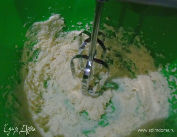 Мягкое сливочное масло взбить до бела с сахаром.