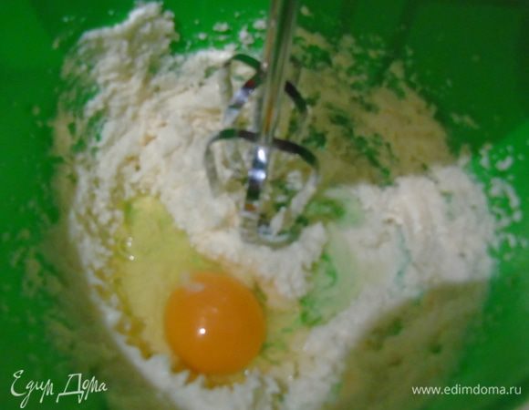 По одному ввести яйца, продолжая взбивать.