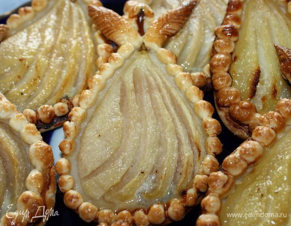 Достаем груши из духовки и смазываем их сиропом еще раз.