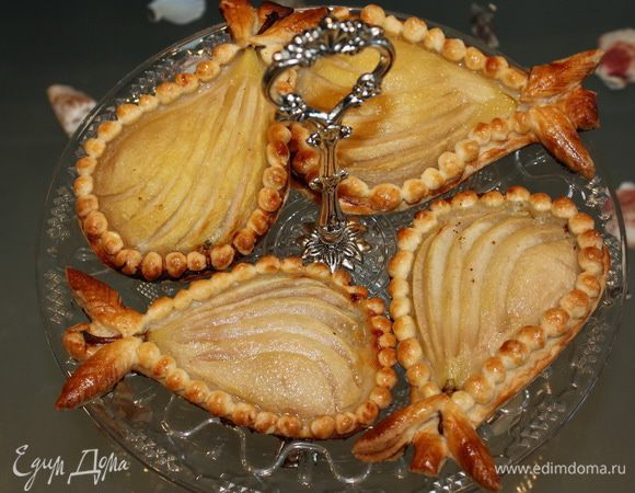 Подавать их лучше в чуть остывшем виде. Для взрослых бокал вина только подчеркнет вкус этого блюда.