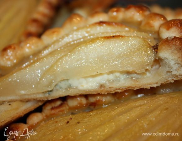 Вот так запечённые груши в тесте с сыром дор блю выглядят в разрезе. Приятного вам угощения!
