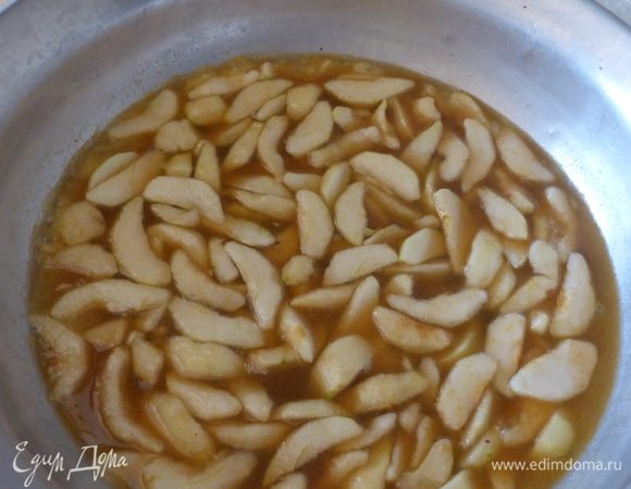 Добавить сок для желирования в груши и варить на медленном огне до готовности. Поскольку жидкости было достаточно много, я варила джем не 30 минут, как обычно рекомендуют, а где-то около часа.