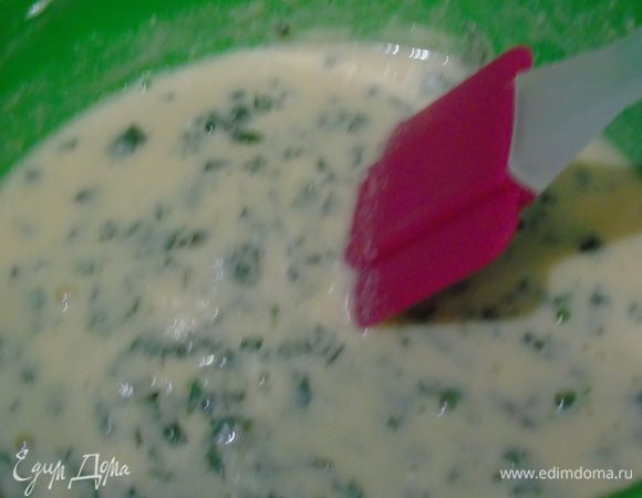 Добавить кефир (йогурт, простоквашу), мятную настойку, ваниль, цедру с одного апельсина и мелко нарезанную мяту. Хорошо перемешать.