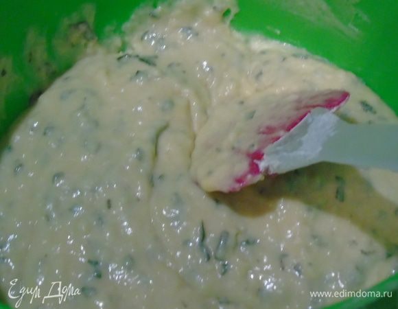 Муку просеять с разрыхлителем и ввести в тесто.