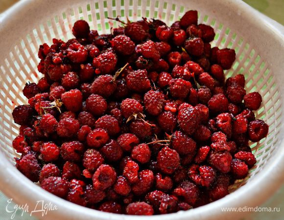 Малину также переберите и промойте под слабым напором воды, чтобы ягоды не помялись и не выпустили свой сок.