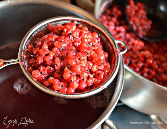 После чего немного остудите и протрите ягоды через сито. Затем жмых отожмите через марлю.