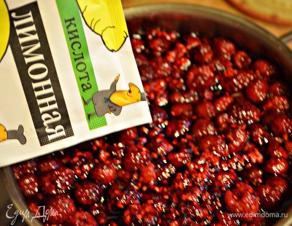 Добавьте лимонную кислоту и варите ещё 5 мин. Сразу разложите по стерилизованным банкам, закатайте и оставьте при комнатной температуре до полного остывания.