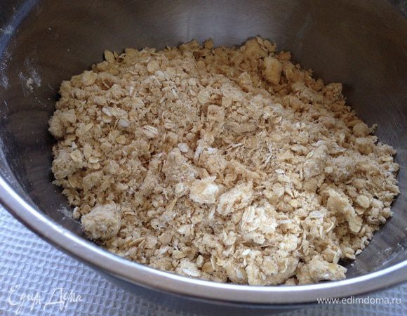 Добавить в мучную смесь масло, нарезанное на кусочки и растереть в крошку.