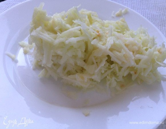 Яблоки (лучше брать кисло-сладкие и ароматные, примерно 3-4 средних) вымыть, очистить и натереть на крупной терке.