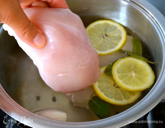 Одновременно подготовить куриную грудку. Разрезать ее пополам, очистить от имеющегося жирка, удалить хрящ и косточку (если есть). Как только вода закипит, добавить щедрую щепотку соли и положить куриную грудку. Варить 20 минут.