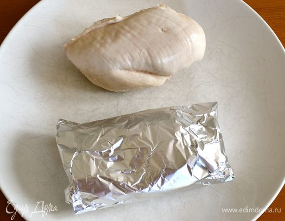 Через 20 минут достать филе из бульона. Выложить на тарелку и дать немного остыть. Завернуть обе половинки филе в фольгу и убрать в холодильник на 4-5 часов.  