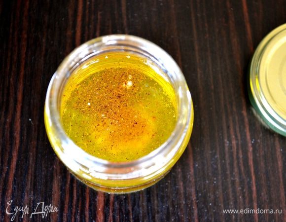 Незадолго перед подачай салата приготовить заправку, смешав в специальном шейкере или герметически закрывающейся баночке оливковое масло, сок оставшейся половинки лимона, соль и паприку! Все как следует взболтать! 