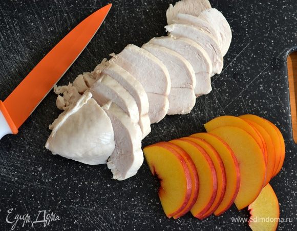 Хорошо вымыть и осушить нектарины. Подготовить зеленый салатный микс - вымыть и как следует высушить! Куриную грудку достать из холодильника и нарезать тонкими ломтиками. Нектарины разрезать пополам, удалить косточку и также нарезать ломтиками.