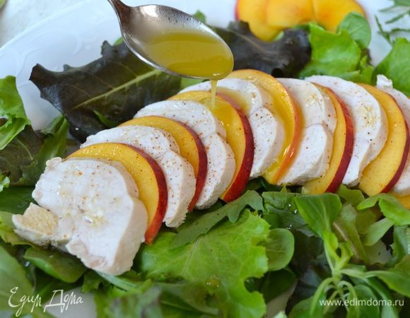 Сервировать салат, выложив на тарелку листовой салат. Сверху выложить чередуя ломтики куриного мяса и нектарины. Полить все приготовленной заправкой и подавать!