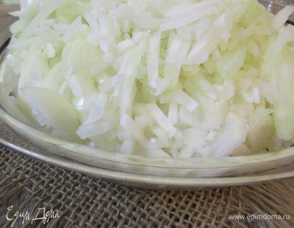 Репчатый лук почистить, мелко порезать.