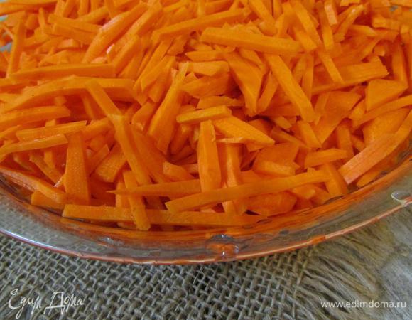 Морковь помыть, почистить и мелко нашинковать.