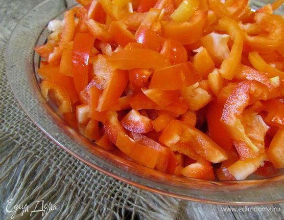 Болгарский перец (желательно красный) помыть освободить от семян и плодоножки. Порезать соломкой.