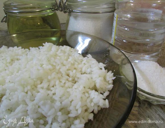 Рис отварить до полуготовности. Подготовить соль, сахар, столовый уксус.