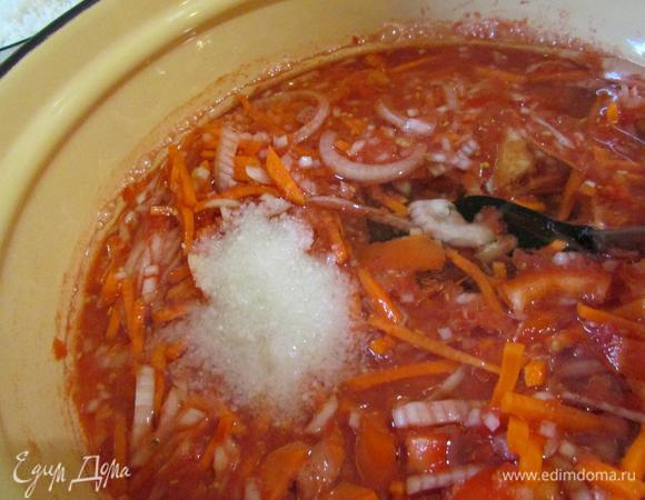 Все овощи сложить в кастрюлю, добавить соль и растительное масло. Массу кипятить 1 час, помешивая.