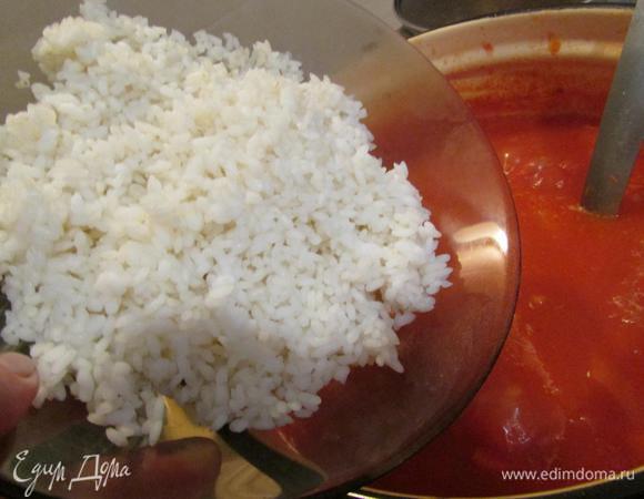 Затем добавить рис, сахар и столовый уксус. Варить еще 20 минут, помешивая.