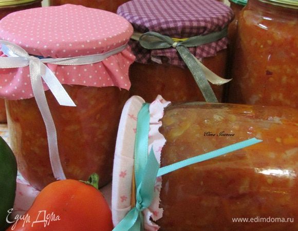 Салат горячим разложить по стерилизованным банкам, закатать под ключ. Я готовила сразу две порции. Выход: 5 баночек по 700 г и 6 баночек по 500 г.