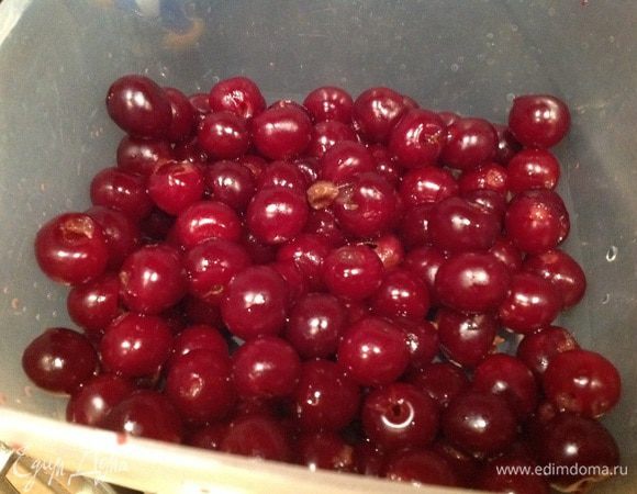 Вишню вымойте и удалите косточки.