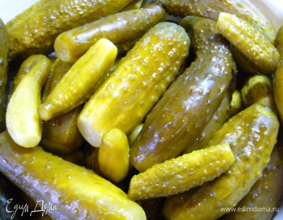 На четвертый день рассол слейте в кастрюлю и прокипятите (пену при кипячении снимайте). Вот сейчас нужно добавить рассол, который мы сохранили ранее. Прокипятите. Огурцы выньте из банки и промойте. Банку вымойте и простерилизуйте над паром.