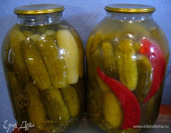 Муть в рассоле потом осядет (это видно на фото, я поставила для сравнения две банки, одну из которых я сделала раньше).