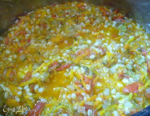 Поставить емкость с овощами на огонь, дать закипеть, тушить под закрытой крышкой на небольшом огне 1 час.
Банки объемом 0,5 л стерилизуем. Потребуется 8 штук.
За 5 мин. до окончания тушения добавить 1 ст. л. уксуса. Хорошо перемешать.
