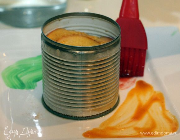 Выкладываем фламбированные фрукты на тарелку пирамидкой (можно воспользоваться кондитерским кольцом). 


