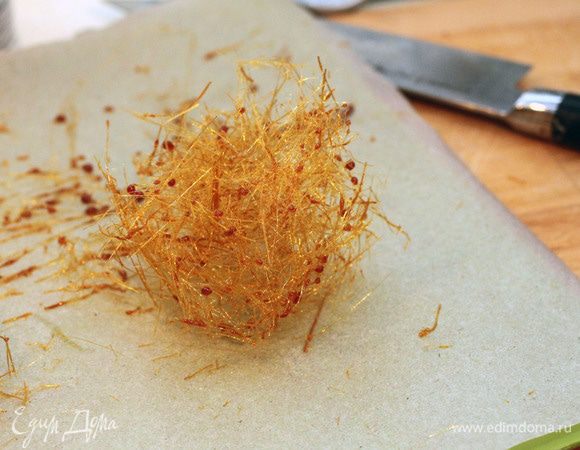 Преобразовываем получившиеся нити в шарик.