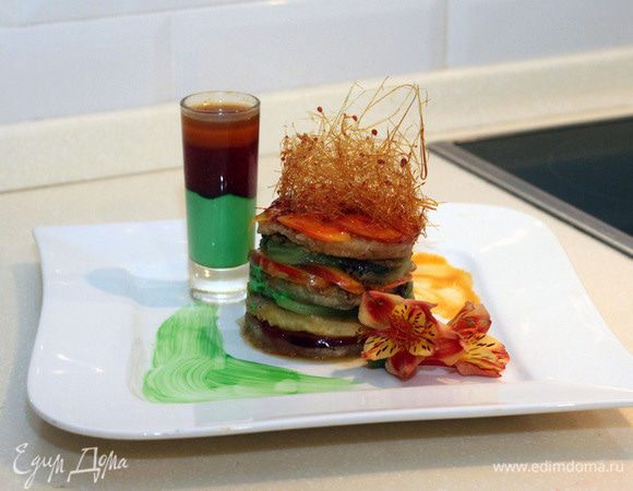 Снимаем кольцо с фламбированных фруктов. Дополняем тарелку готовым декором -  шот с соусом, карамельный шарик, ягоды (а можно вместо ягод цветы). Приятного аппетита и творческих побед!