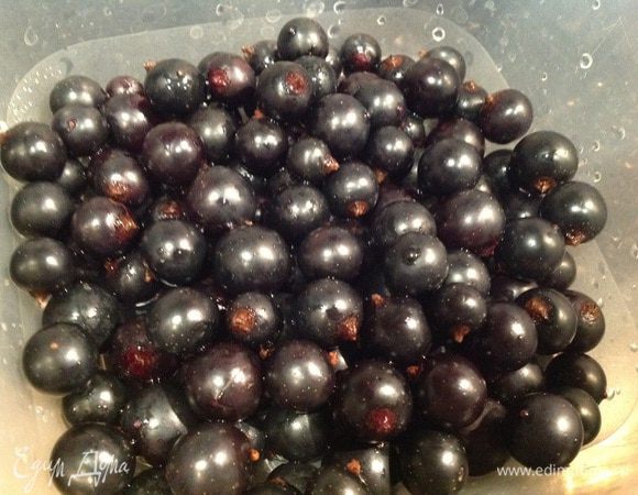 Вымойте и переберите черную смородину.