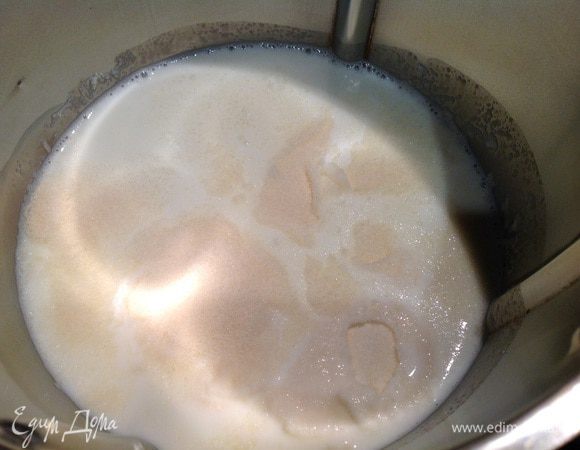 Желатин замочите на 5 минут в молоке и подогрейте, все время помешивая, до полного растворения желатина, но не кипятите!