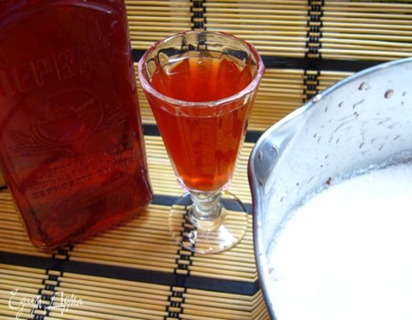 Клубнику промыть, высушить, очистить от хвостиков.
Залить клубнику водкой, закрыть крышкой, оставить на 12 ч. Ягоды уменьшатся в размере, как будто водка слегка «прижгла» их.
Затем водку слить. Вот такой душистый красивый напиток на выходе!
Клубнику засыпать сахаром, оставить на ночь, чтобы ягоды дали сок.
