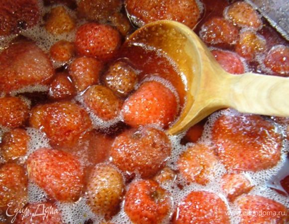 Варить варенье в три приема. Кипятим варенье 5 мин, снимаем пену (ее немного совсем).
Даем полностью остыть. И так три раза.
Банки стерилизуем. Когда в третий раз проварим варенье, выключаем газ, даем 15 мин. постоять.
