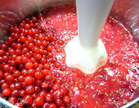 Смородину перебрать, промыть на веточках. Дать стечь воде.
Ягодки отделить от веточек, взвесить, пробить блендером.
